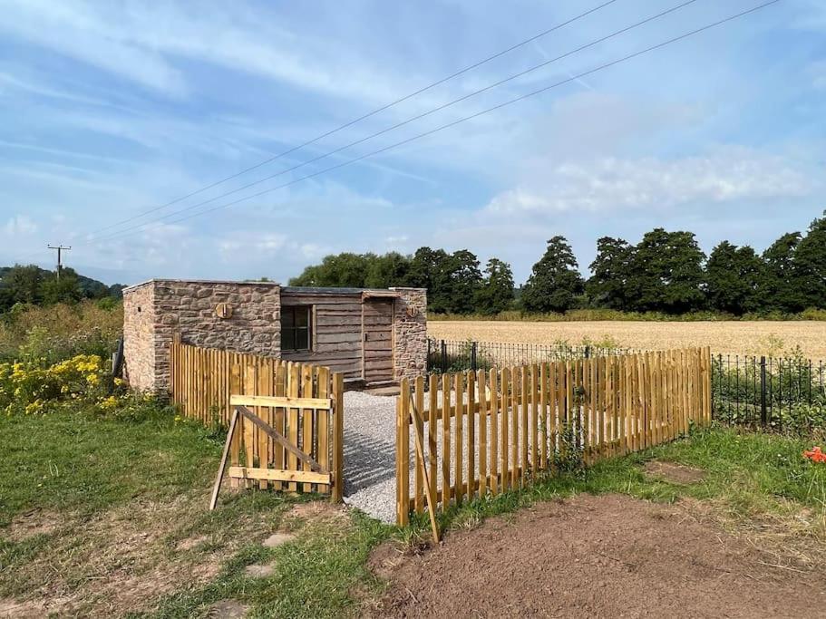 The Hut Apartment Ross-on-Wye ภายนอก รูปภาพ