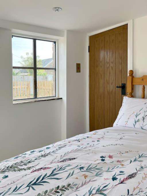 The Hut Apartment Ross-on-Wye ภายนอก รูปภาพ